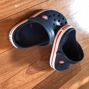CROCS Kids Navy with red detailing size 8/9